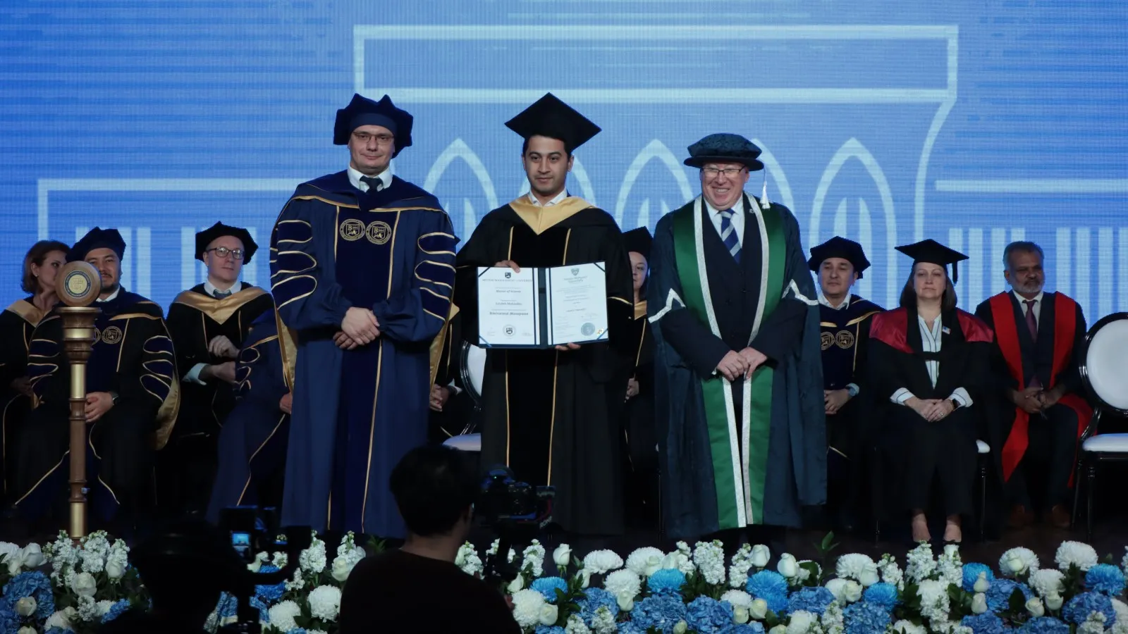 Vaginalar va jinsiy olatni bir tanada